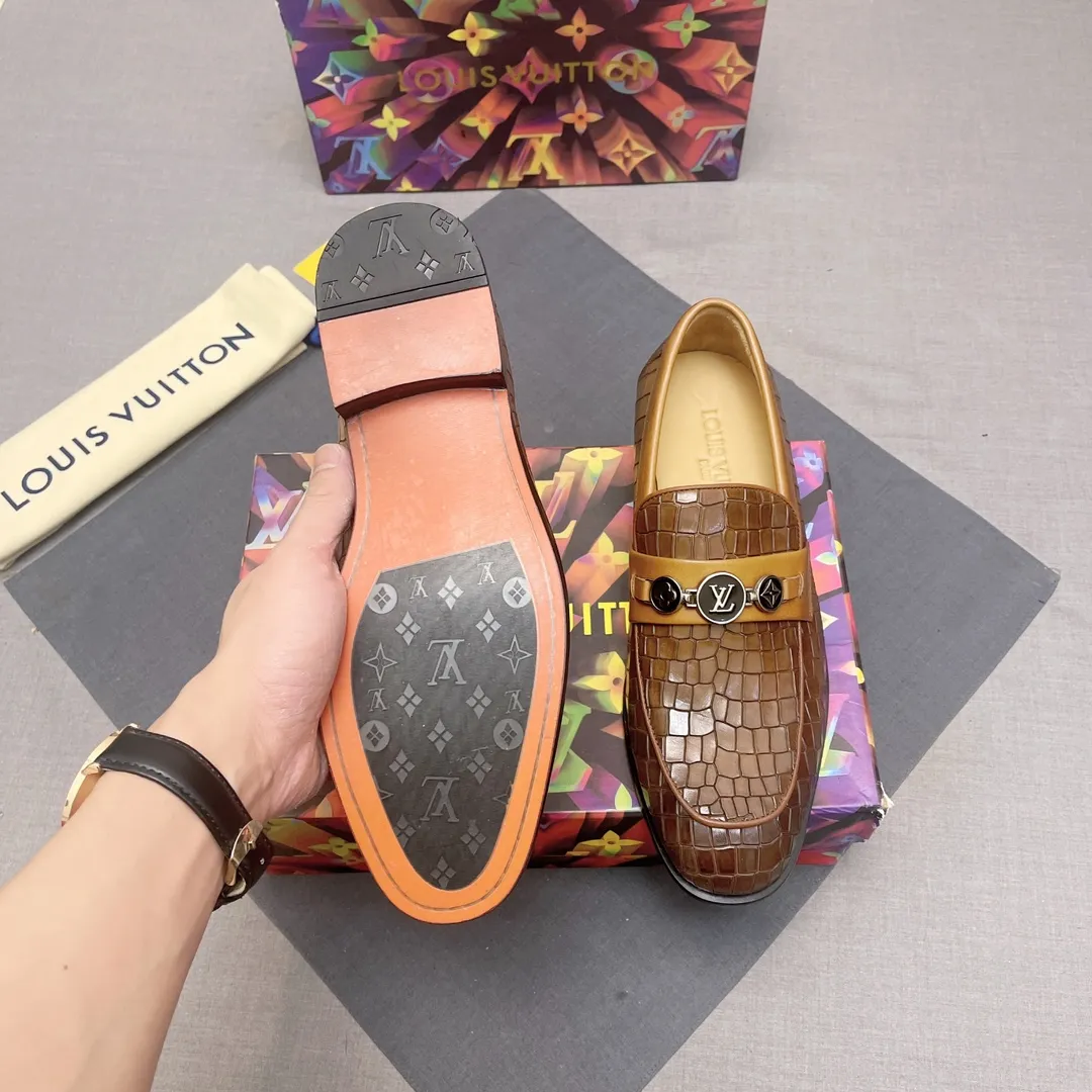 p440【LV】《Lv leather shoes are a must-have for trendy men. 👟Strong European fashion atmosphere. Generous shoe last. High-end quality. Fully imported first-layer cowhide. Sheepskin lining. Comfortable on the feet. Lightweight rubber outsole is thick and comfortable. 👍👍Its unique talent lies in its unremitting pursuit of innovation. 0️⃣0️⃣2️⃣ Code number 39 to 44 (Can be customized for 38.45) No. 0117